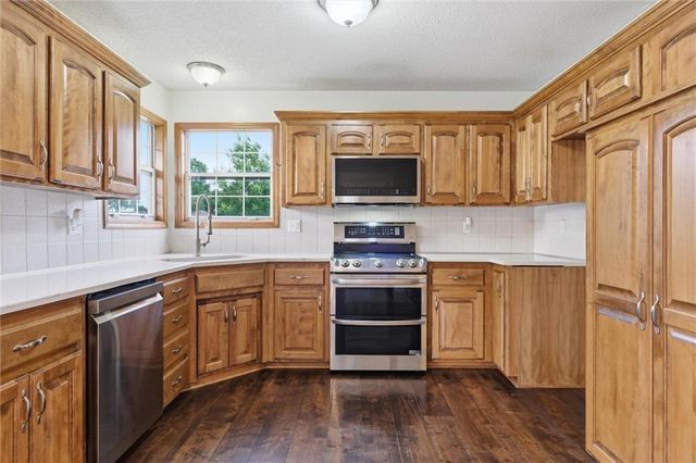12411 Live Oak Circle, Peculiar, MO 64078