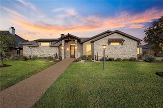 313 Stone Manor Drive, Mcgregor, TX 76657