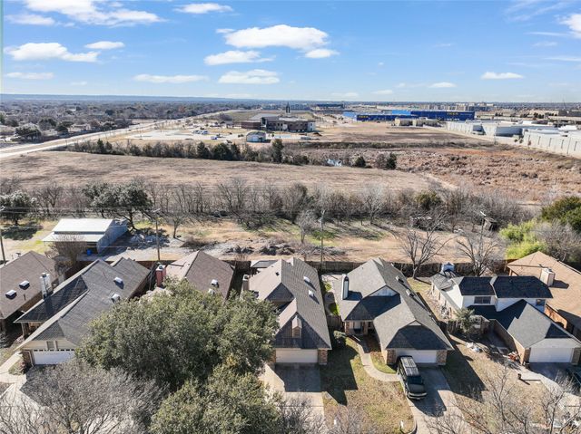 1141 Meadow Park Lane, Grand Prairie, TX 75052