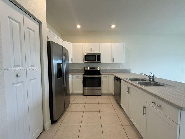 11325 W 34th Way, Hialeah, FL 33018