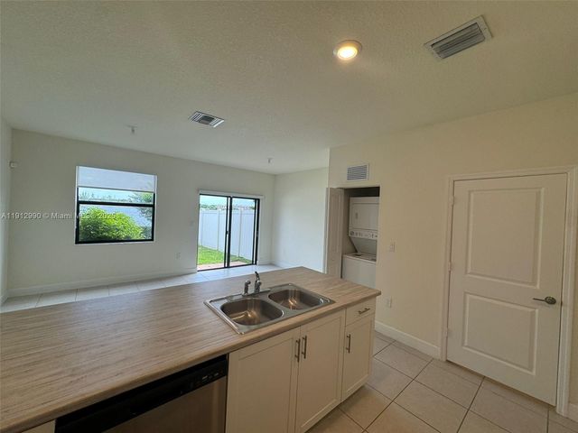 11325 W 34th Way, Hialeah, FL 33018