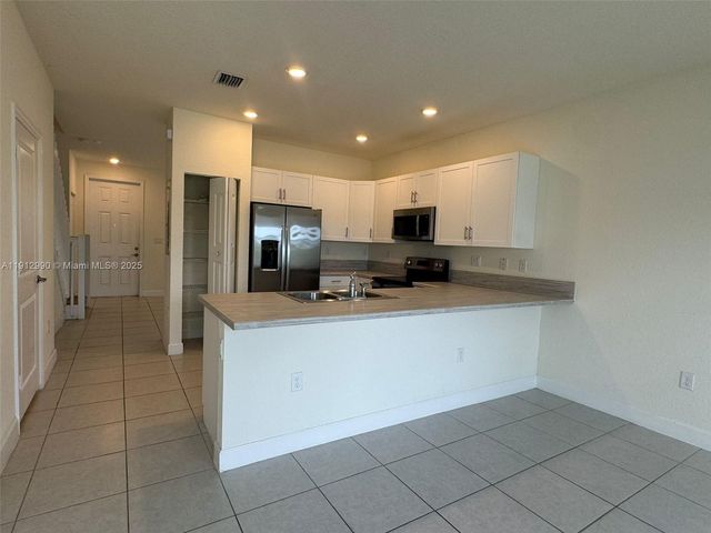 11325 W 34th Way, Hialeah, FL 33018