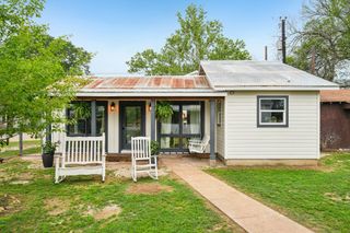 801 1/2 Bishop ST, Smithville, TX 78957