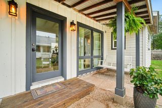 801 1/2 Bishop ST, Smithville, TX 78957