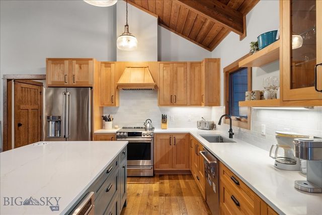 573 E River Rd, Emigrant, MT 59027