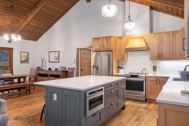 573 E River Rd, Emigrant, MT 59027