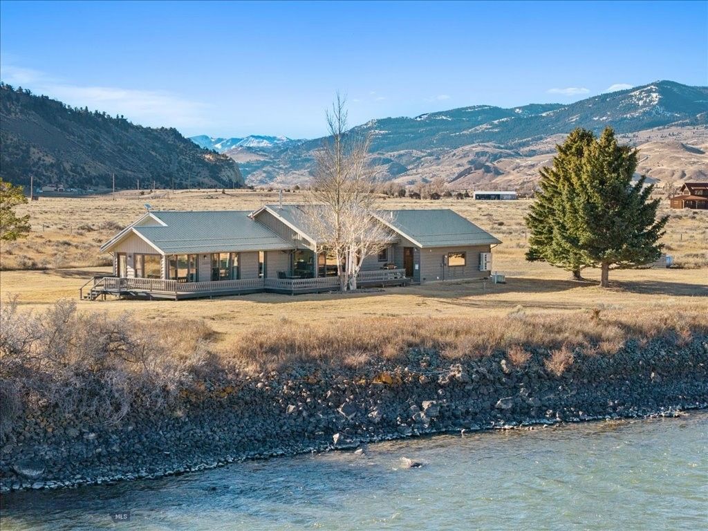 573 E River Rd, Emigrant, MT 59027 photo 2