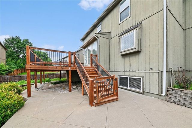 891 S Clearwater Creek Drive, Olathe, KS 66061