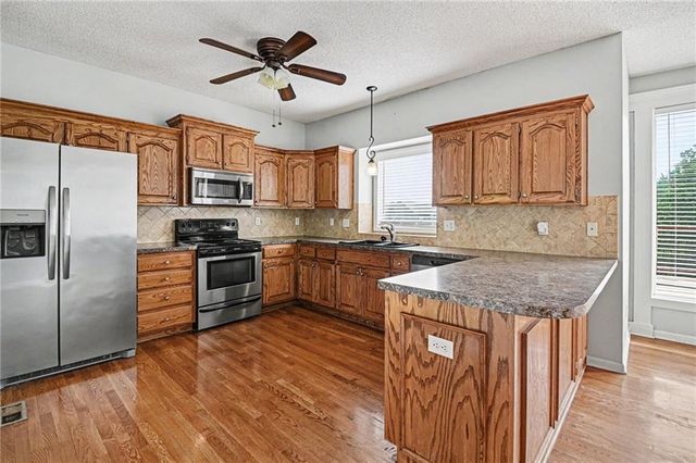 891 S Clearwater Creek Drive, Olathe, KS 66061