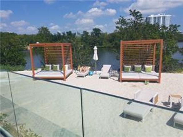 16385 Biscayne Boulevard 1018, North Miami Beach, FL 33160