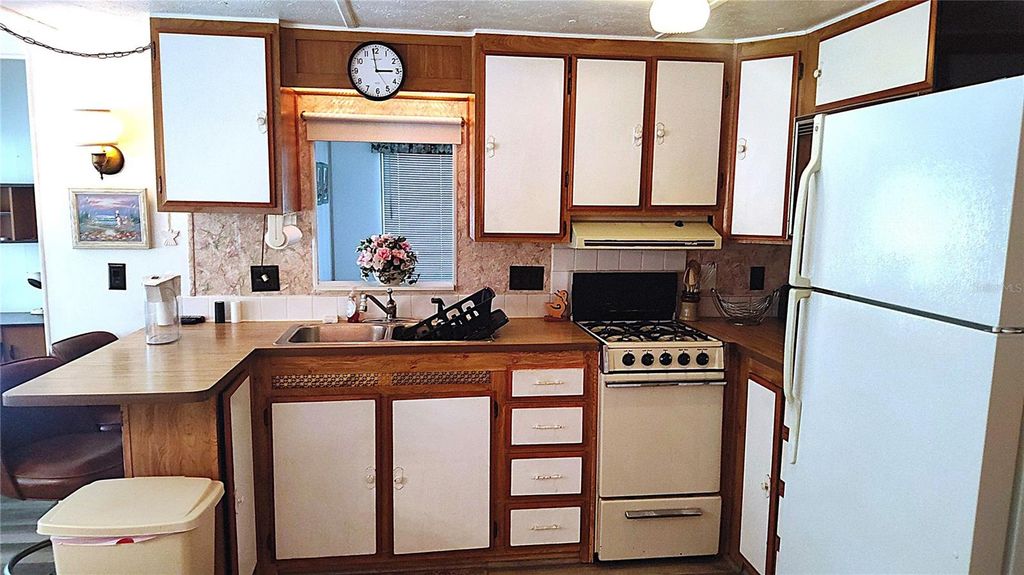 Image 5 of property listing at 3300 26TH AVENUE E 201, Bradenton, FL 34208