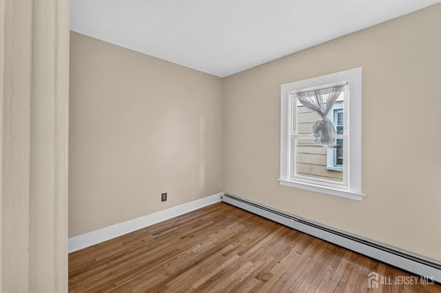 32 S 7th Avenue S, Highland Park, NJ 08904