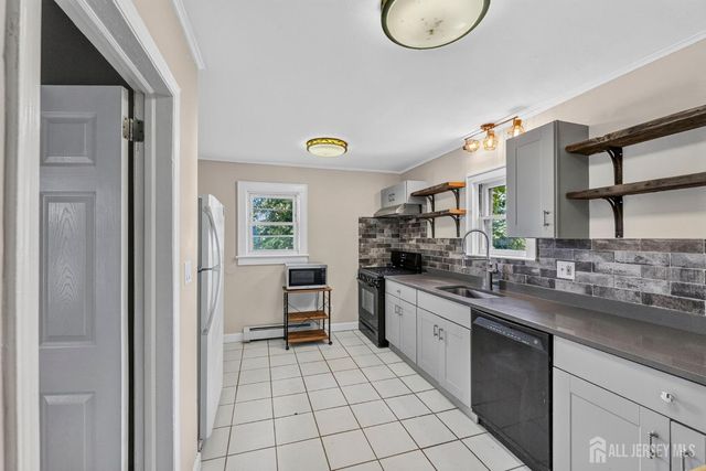 32 S 7th Avenue S, Highland Park, NJ 08904