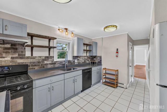 32 S 7th Avenue S, Highland Park, NJ 08904