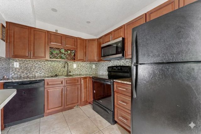 20015 NE 3rd Court 6, Miami, FL 33179