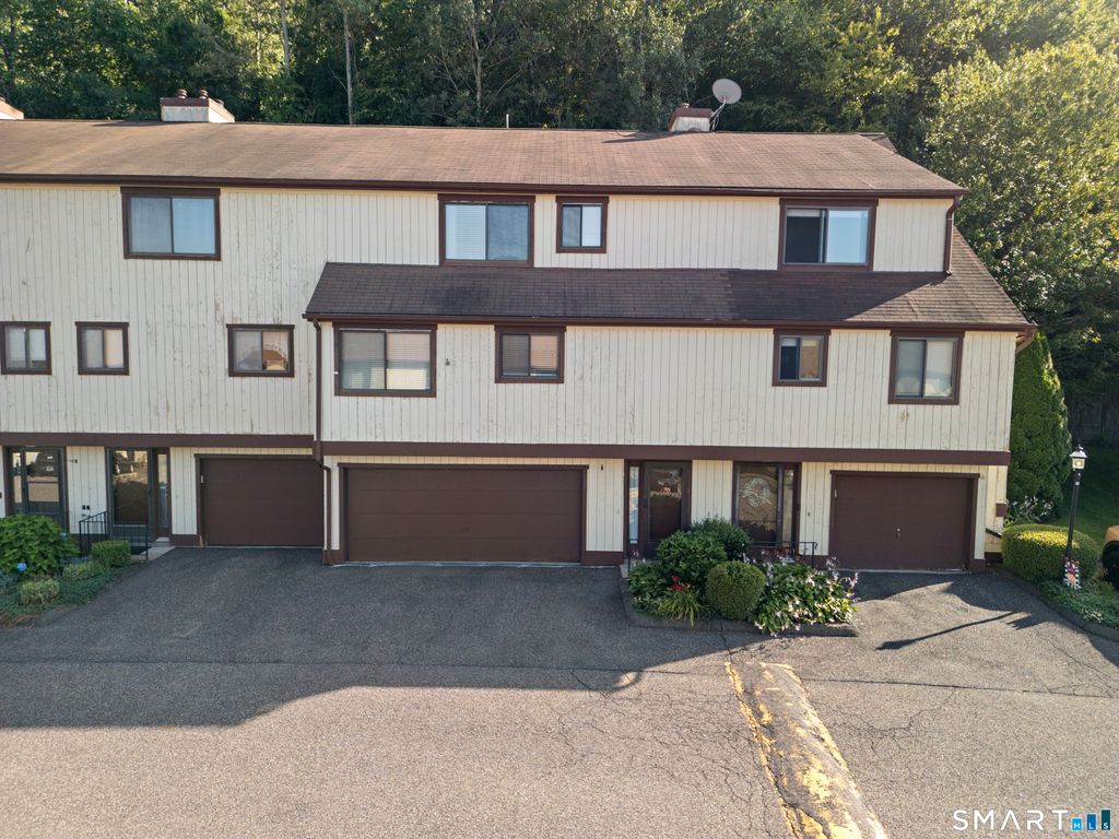 170 Beacon Hill Common 170, Beacon Falls, CT 06403