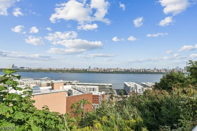 8800 Boulevard East 4J, North Bergen Twp., NJ 07047