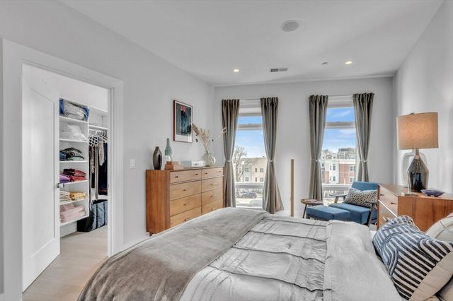 232 Old Colony Ave 504, Boston, MA 02127