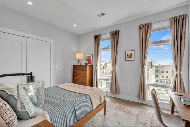 232 Old Colony Ave 504, Boston, MA 02127