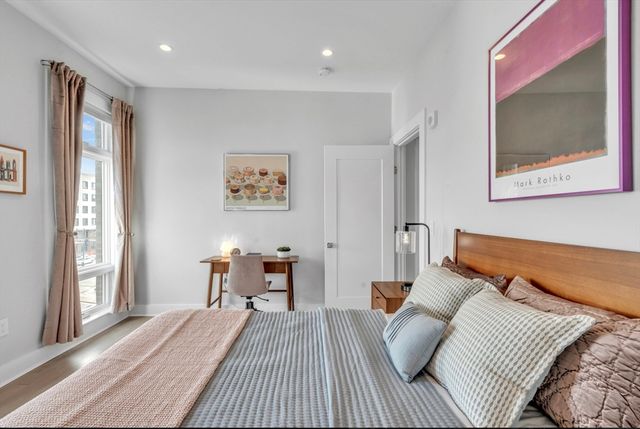 232 Old Colony Ave 504, Boston, MA 02127
