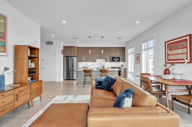 232 Old Colony Ave 504, Boston, MA 02127
