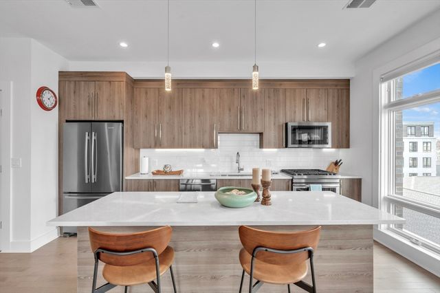 232 Old Colony Ave 504, Boston, MA 02127