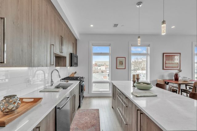 232 Old Colony Ave 504, Boston, MA 02127
