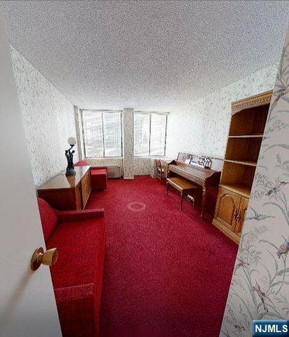 300 Winston 210, Cliffside Park, NJ 07010
