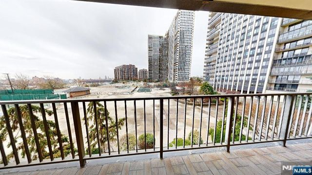 300 Winston 210, Cliffside Park, NJ 07010