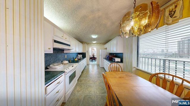 300 Winston 210, Cliffside Park, NJ 07010
