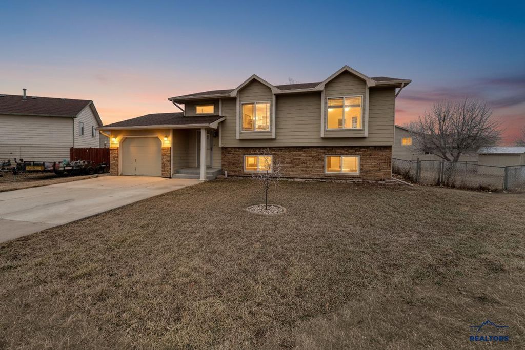 4816 JOHNSTON DR, Rapid City, SD 57703