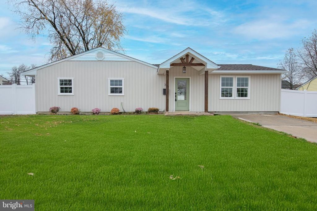 30 MISTLETOE LN, Levittown, PA 19054