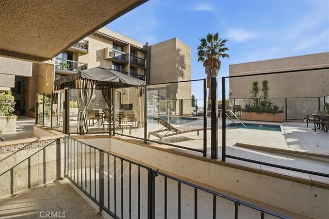 7320 Hawthorn Avenue 108, Los Angeles, CA 90046