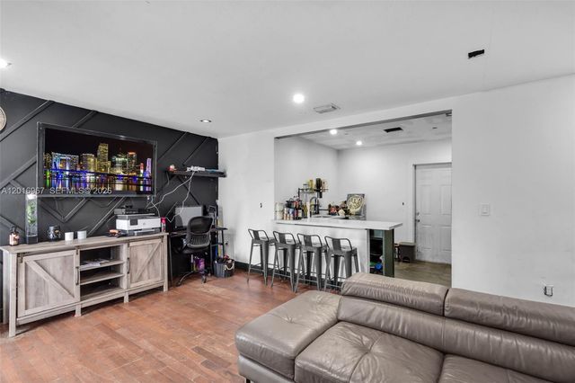 1121 N 71st Avenue, Hollywood, FL 33024