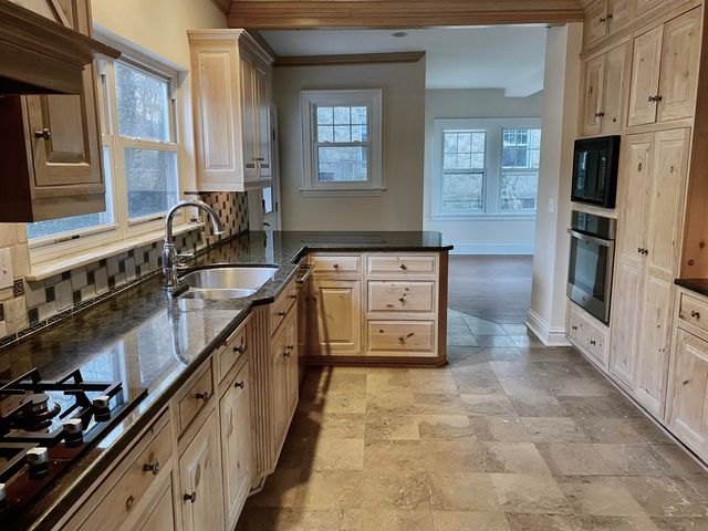 3 Willow Glen Rd, Huntington, WV 25701