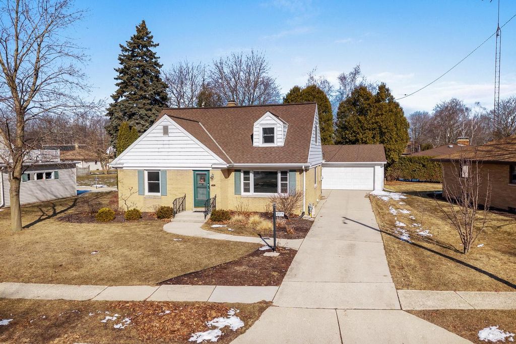 2014 Markham STREET, Manitowoc, WI 54220