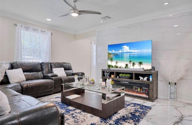 2735 Dewey St, Hollywood, FL 33020
