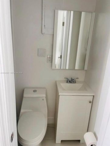 2735 Dewey St, Hollywood, FL 33020