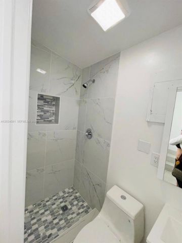 2735 Dewey St, Hollywood, FL 33020