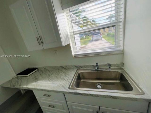 2735 Dewey St, Hollywood, FL 33020