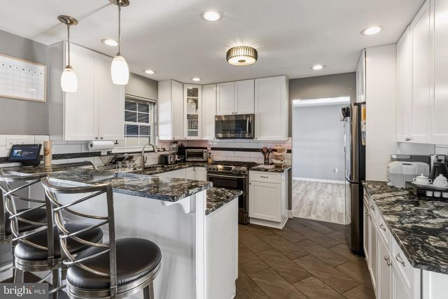 6 LEXINGTON PARK RD, Sicklerville, NJ 08081