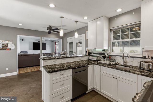 6 LEXINGTON PARK RD, Sicklerville, NJ 08081