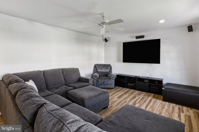 6 LEXINGTON PARK RD, Sicklerville, NJ 08081