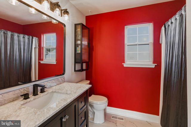 6 LEXINGTON PARK RD, Sicklerville, NJ 08081