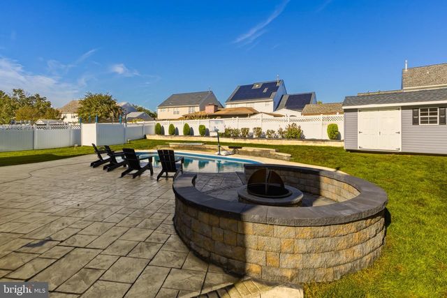 6 LEXINGTON PARK RD, Sicklerville, NJ 08081