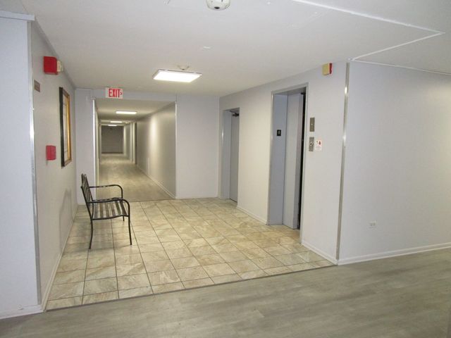 1301 S Finley Road 417, Lombard, IL 60148