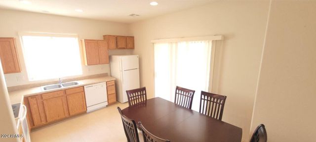 1832 S FALCON Drive, Gilbert, AZ 85295