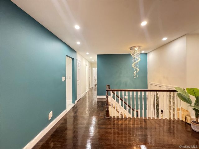 18 E park Drive, Syosset, NY 11791