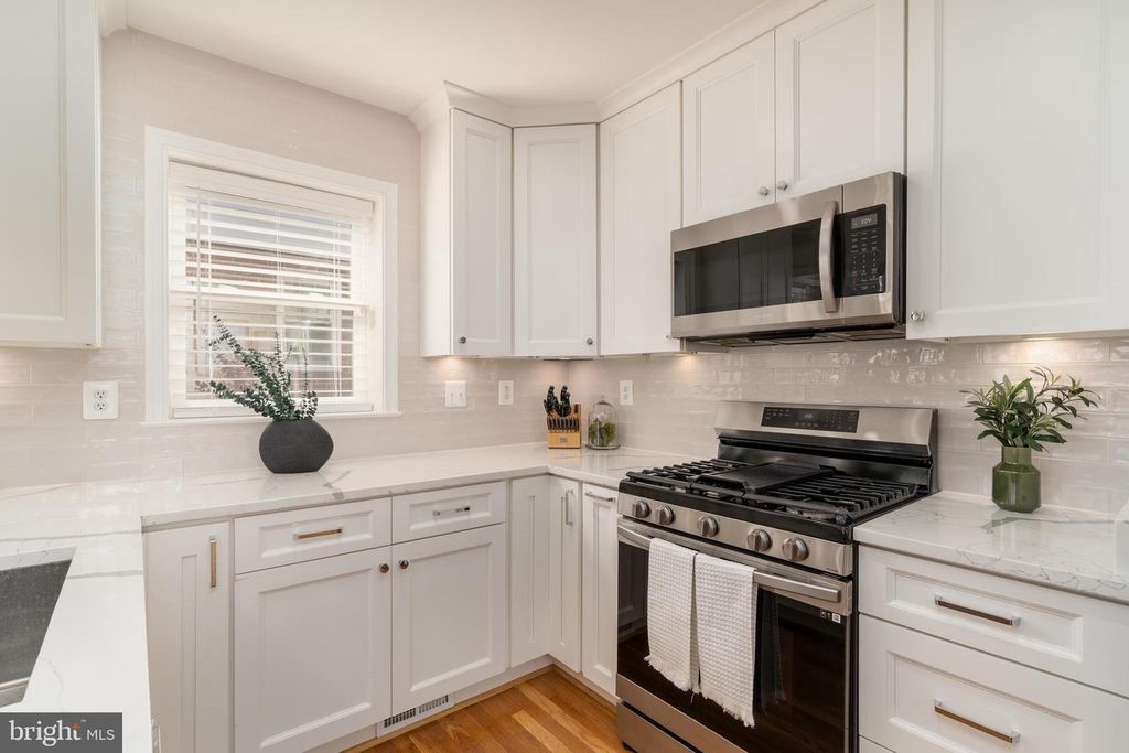 Image 11 of property listing at 1807 AUGUST DR, Silver Spring, MD 20902