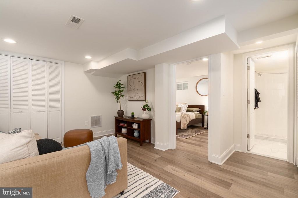 Image 34 of property listing at 1807 AUGUST DR, Silver Spring, MD 20902